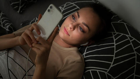 mujer_usando_celular_por_la_noche